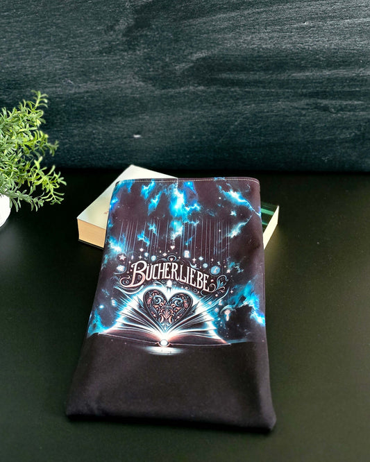 Handgenähte Buchhülle mit "Bücherliebe"-Design auf dunklem Softshell