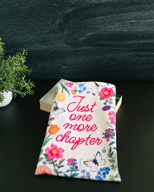 Handgenähte Buchhülle aus Softshell mit Blumenprint und Schriftzug