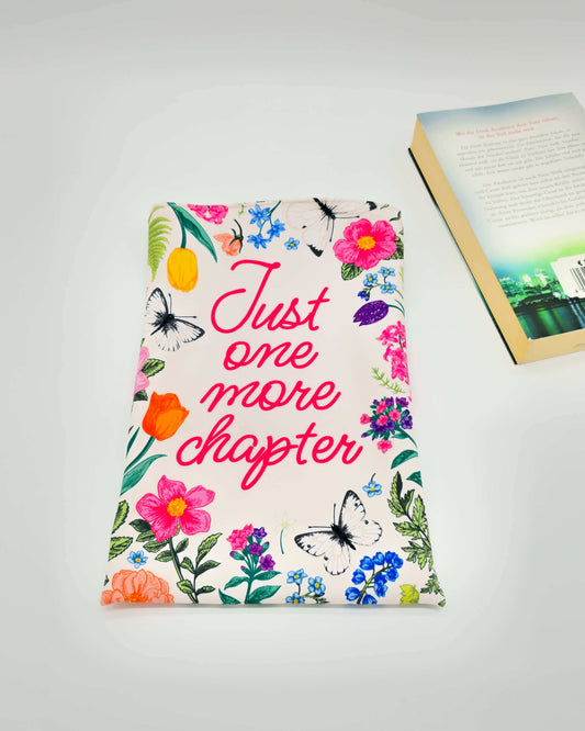 Detailaufnahme Buchhülle „Just one more chapter“ mit buntem Muster