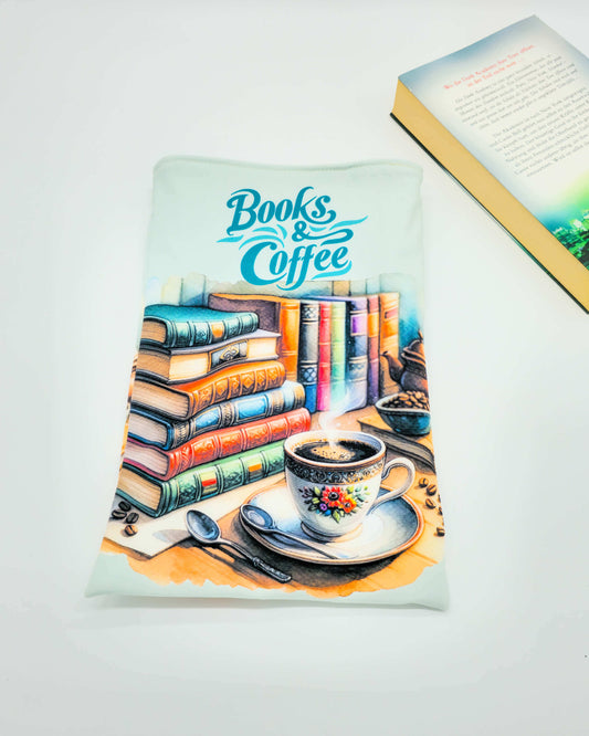 Softshell-Buchhülle mit “Books & Coffee”-Motiv auf weißem Hintergrund