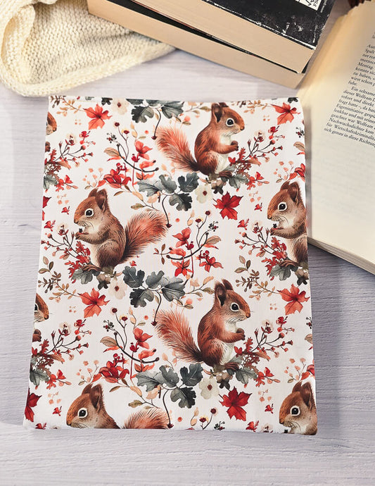 Buchhülle mit Eichhörnchen-Muster, flach liegend, zeigt das herbstliche Design in voller Pracht.