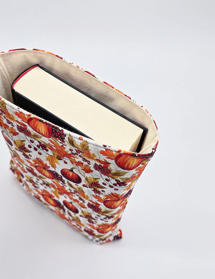 Buchhülle in passender Größe für Taschenbücher und Hardcover, ideal für unterwegs.