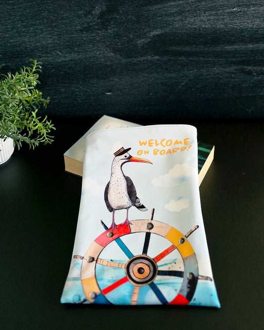 Handgenähte Buchhülle mit Möwe und Steuerrad aus Softshell