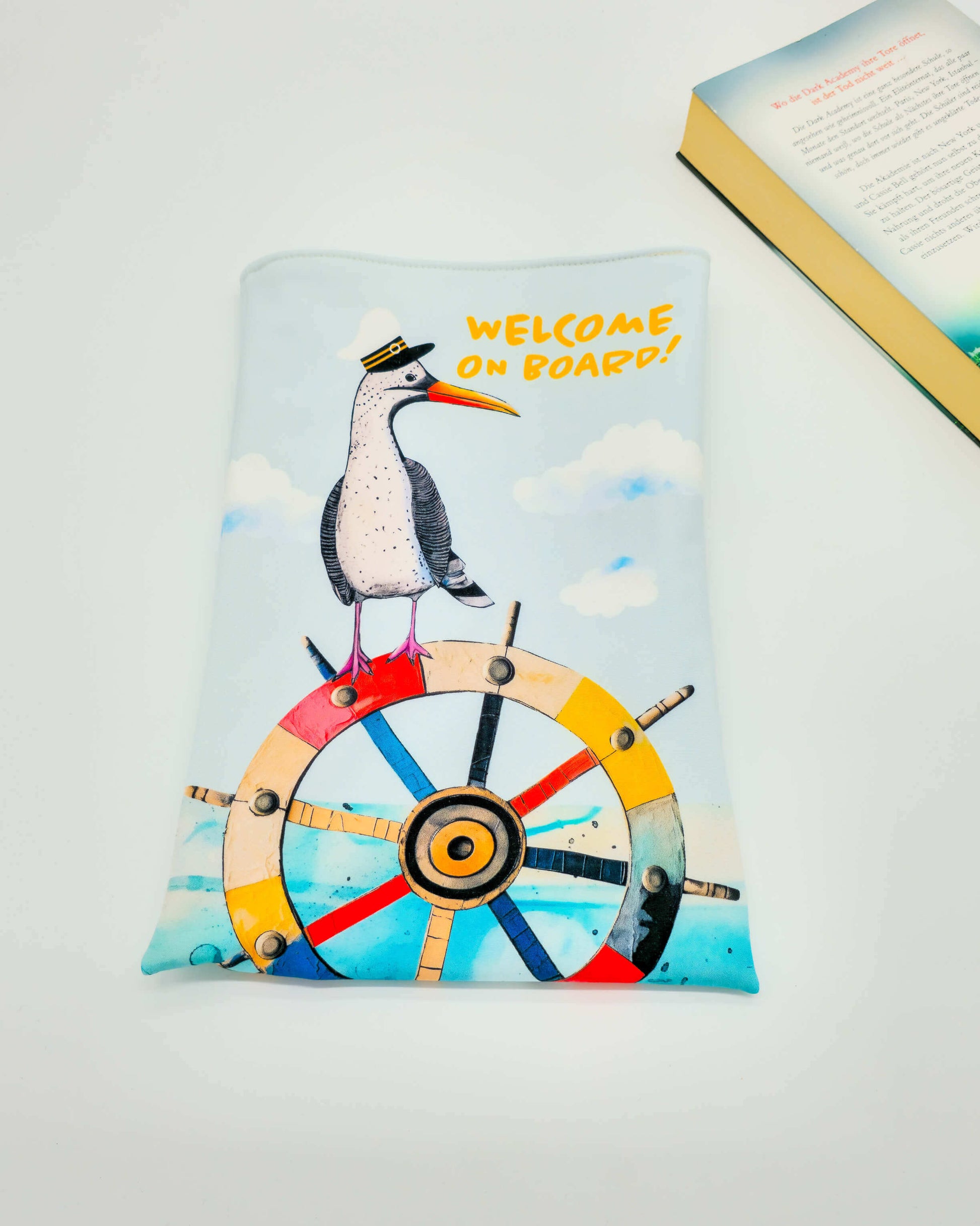 Maritime Buchhülle „Welcome on board“ auf weißem Hintergrund