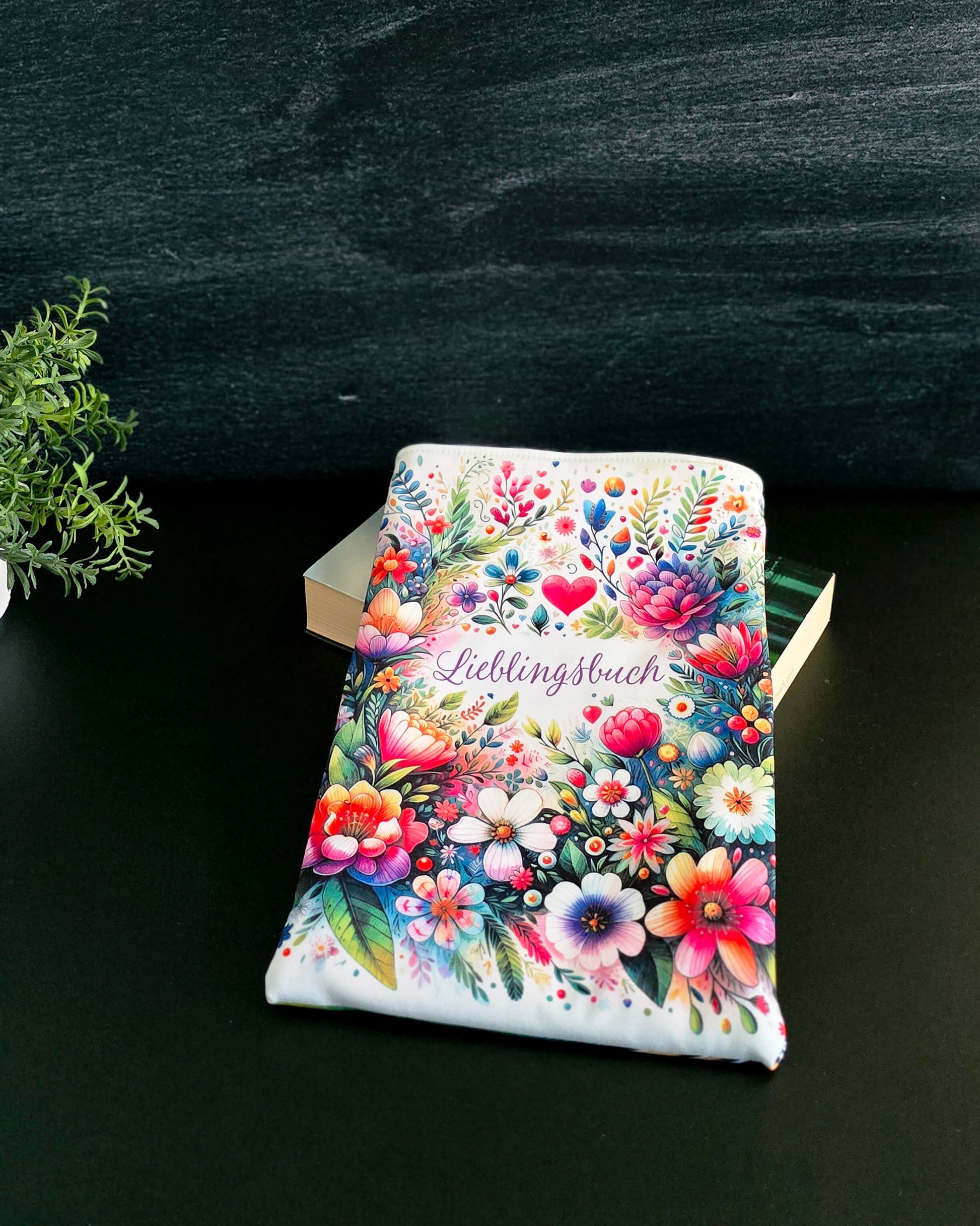 Handgenähte Buchhülle mit Blumenmotiv und Schriftzug „Lieblingsbuch“