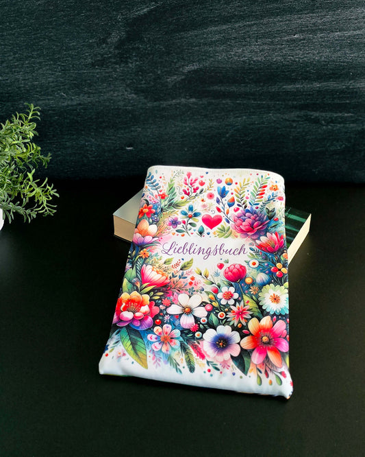 Handgenähte Buchhülle mit Blumenmotiv und Schriftzug „Lieblingsbuch“