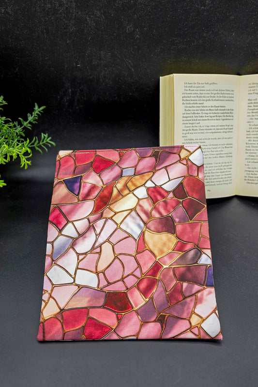 Handgemachte Buchhülle mit kunstvollem Mosaik-Muster in Rot- und Goldtönen, ideal für Bücher bis 600 Seiten.