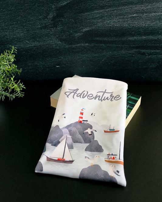 Handgenähte Buchhülle Softshell mit maritimem Motiv und Schriftzug "Adventure"