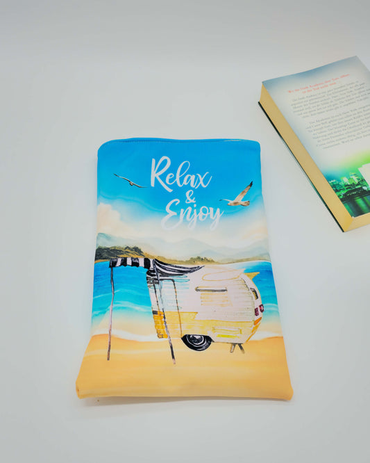 Handgemachte Buchhülle mit „Relax & Enjoy“-Print