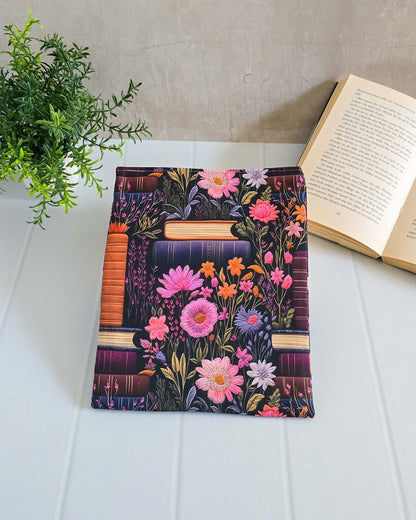 Buchhülle mit Blumen- und Bücherdesign