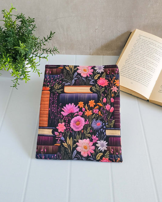 Buchhülle mit Blumen- und Bücherdesign