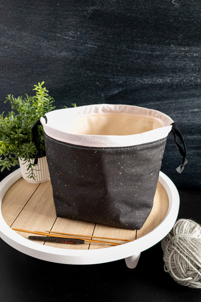 Stricktasche mit geöffnetem Kordelzug – sicherer Stauraum für Wolle, Nadeln und kreative Projekte.
