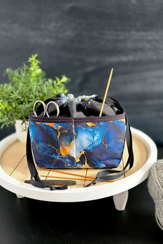 handgenähte Projekttasche Edda Bag „Midnight Marble“ aus Baumwolle mit stilvollem Marmor-Design in Blau und Gold, perfekt für Strick- und Häkelprojekte