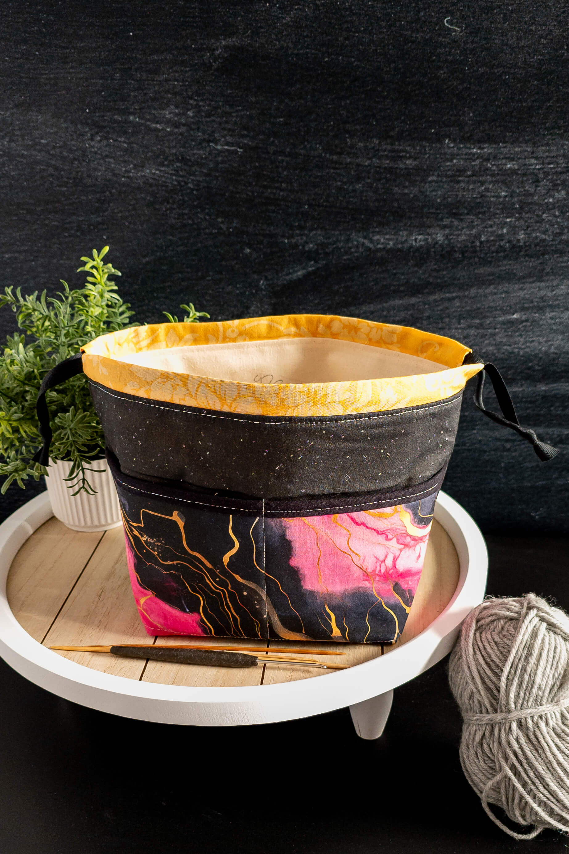 Nahaufnahme des hochwertigen Baumwollstoffs mit goldenen Akzenten – elegantes Design für deine Kreativprojekte.
