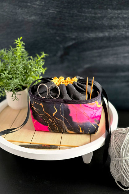 Handarbeitstasche Edda Bag – Mystic Flow in Schwarz-Pink mit edlem Marmordesign, perfekt für Strickprojekte.