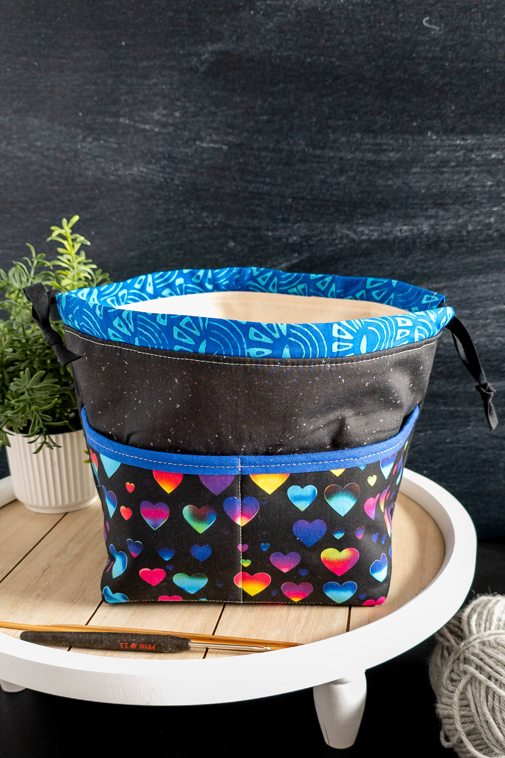 Edda Bag „Rainbow Love“ mit stabiler Form und zwei Außentaschen für Schere und Maßband