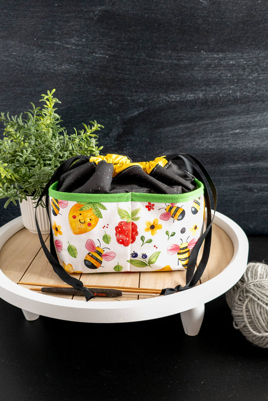 Nahaufnahme der Außentaschen der Projekttasche – ideal für Schere, Maßband und kleine Helfer beim Stricken oder Häkeln.