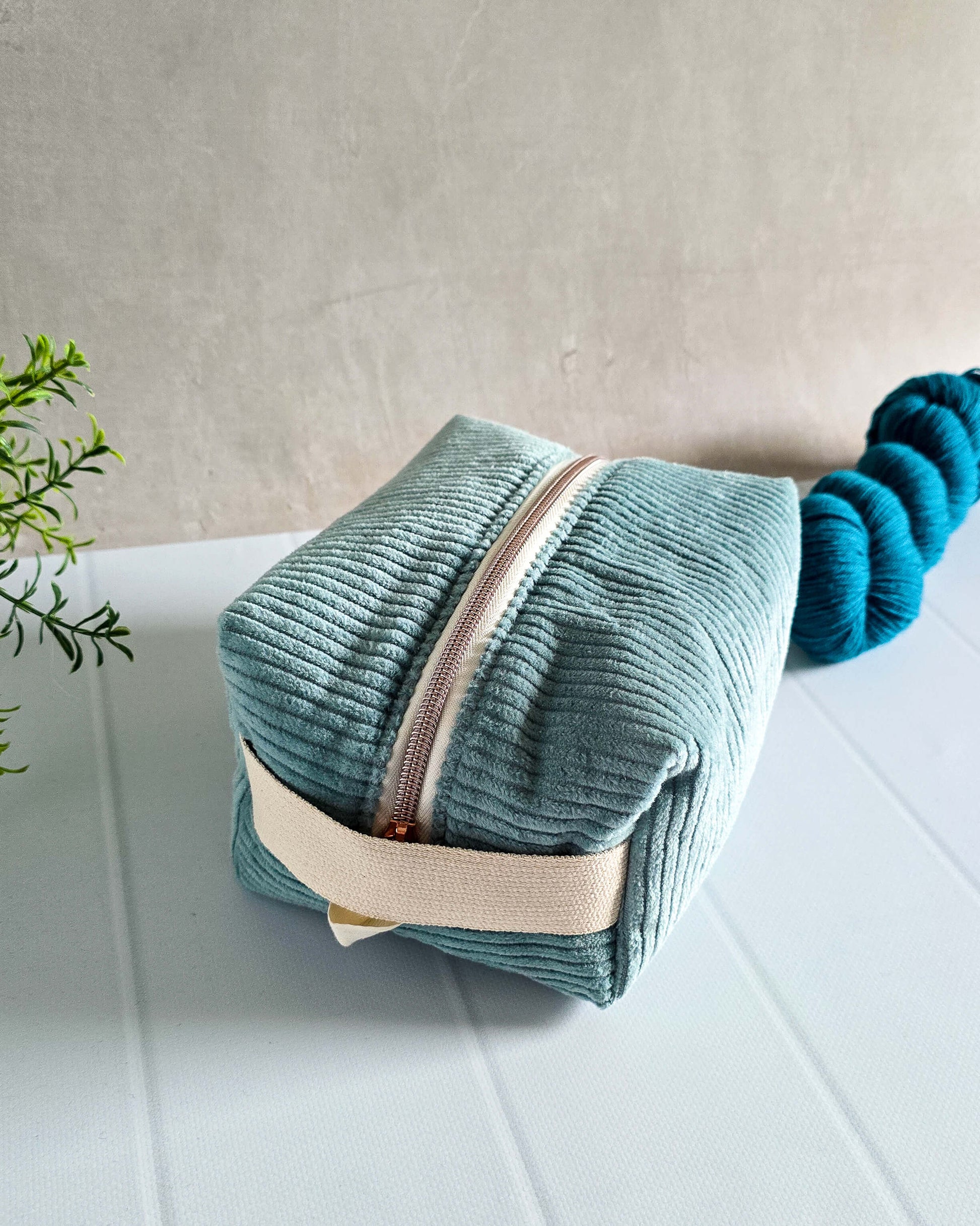 Handgenähte Kosmetiktasche aus Cordstoff in Blaugrün