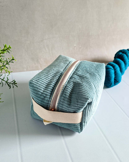 Handgenähte Kosmetiktasche aus Cordstoff in Blaugrün