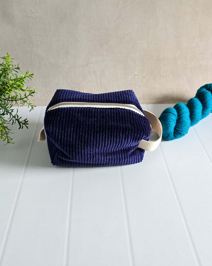 Handgenähte Kosmetiktasche Ella Midnight aus dunkelblauem Cord