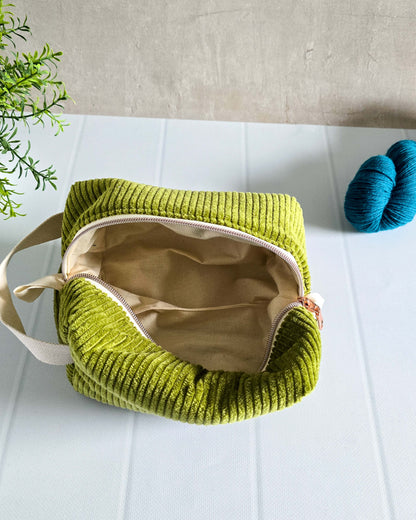 Kosmetiktasche aus grünem Cordstoff