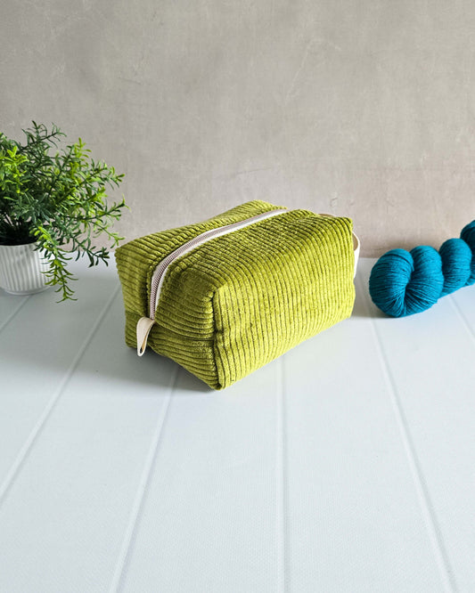 Kosmetiktasche aus grünem Cordstoff