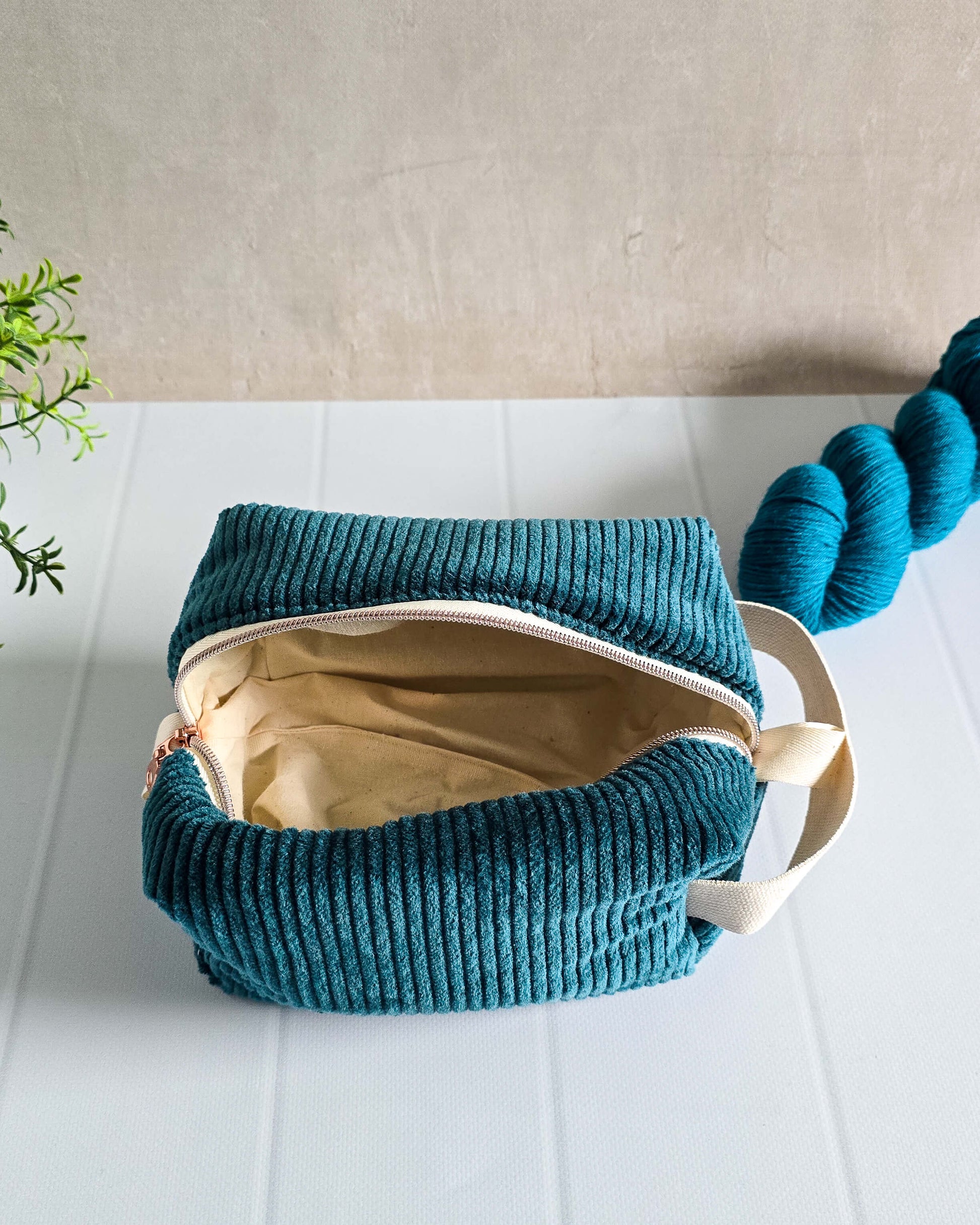 Kosmetiktasche aus petrolfarbenem Cord mit Stoffschlaufe