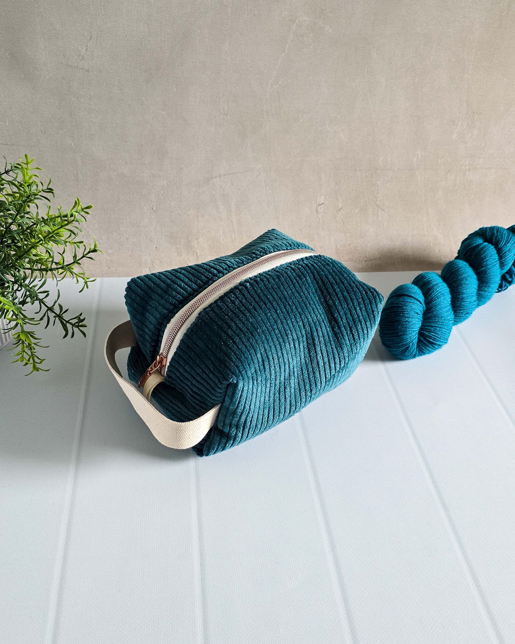 Kosmetiktasche aus petrolfarbenem Cord mit Stoffschlaufe