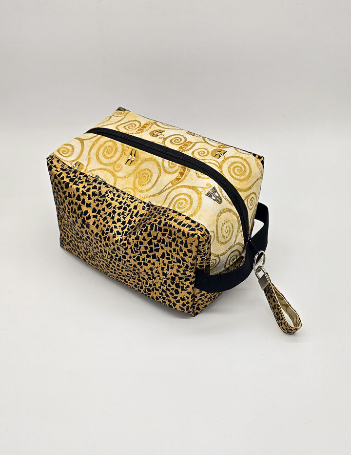 Projekttasche Fenja Bag "Golden Mosaic" mit stabilem Reißverschluss und edlem Design, Draufsicht.