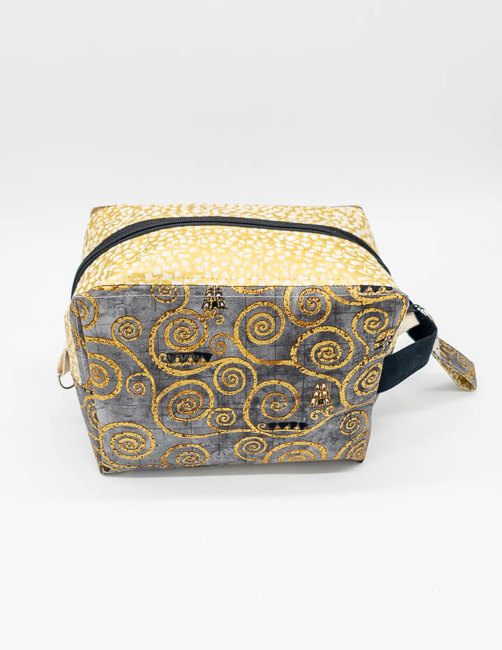 Trageschlaufe der Fenja Bag in passendem Design mit goldenen Spiralen.