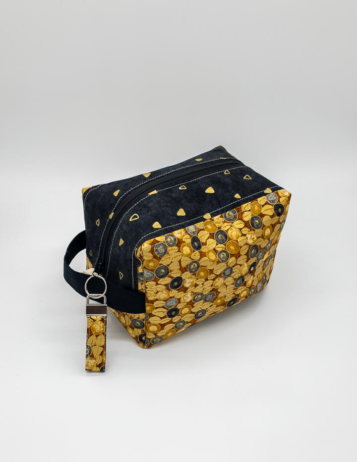 Detailaufnahme des Schwarz-Gold-Musters der Fenja Bag Midnight Gold aus hochwertigen Baumwollstoffen.