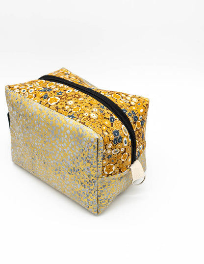 Vielseitige Boxy Bag Fenja "Goldblüte" – ideal als Kosmetiktasche oder Projekttasche.