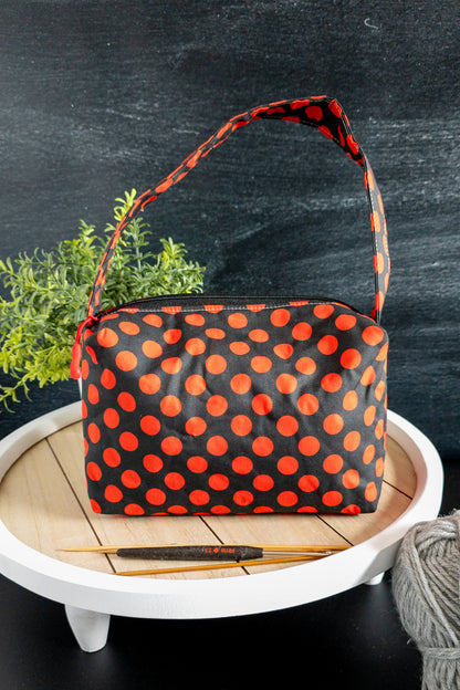 Detailansicht der roten Punkte auf schwarzer Baumwolltasche – stilvolle Handarbeitstasche mit Charakter.