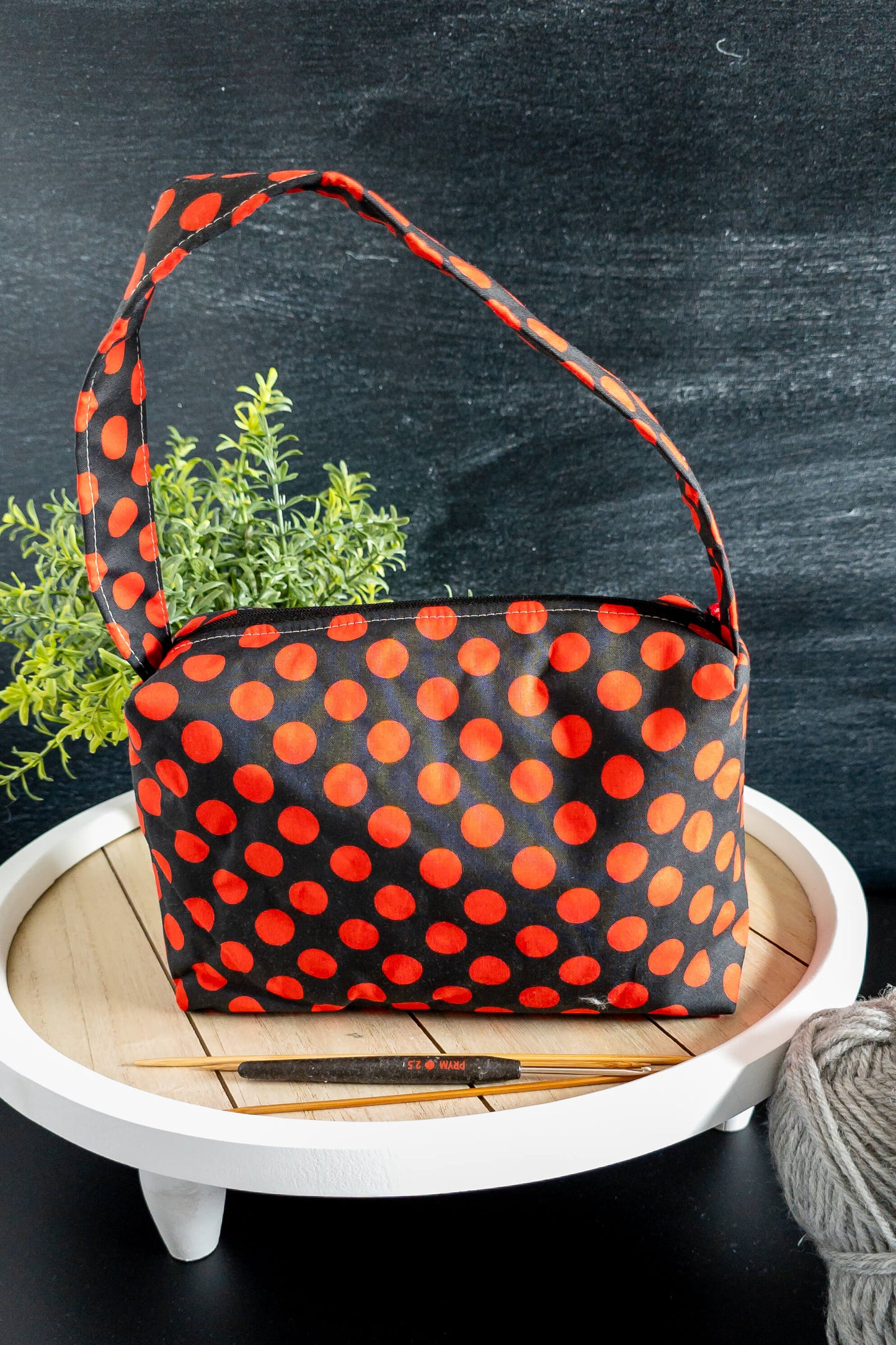 Innenansicht der geräumigen Stricktasche – Platz für Garn, Nadeln und Zubehör.