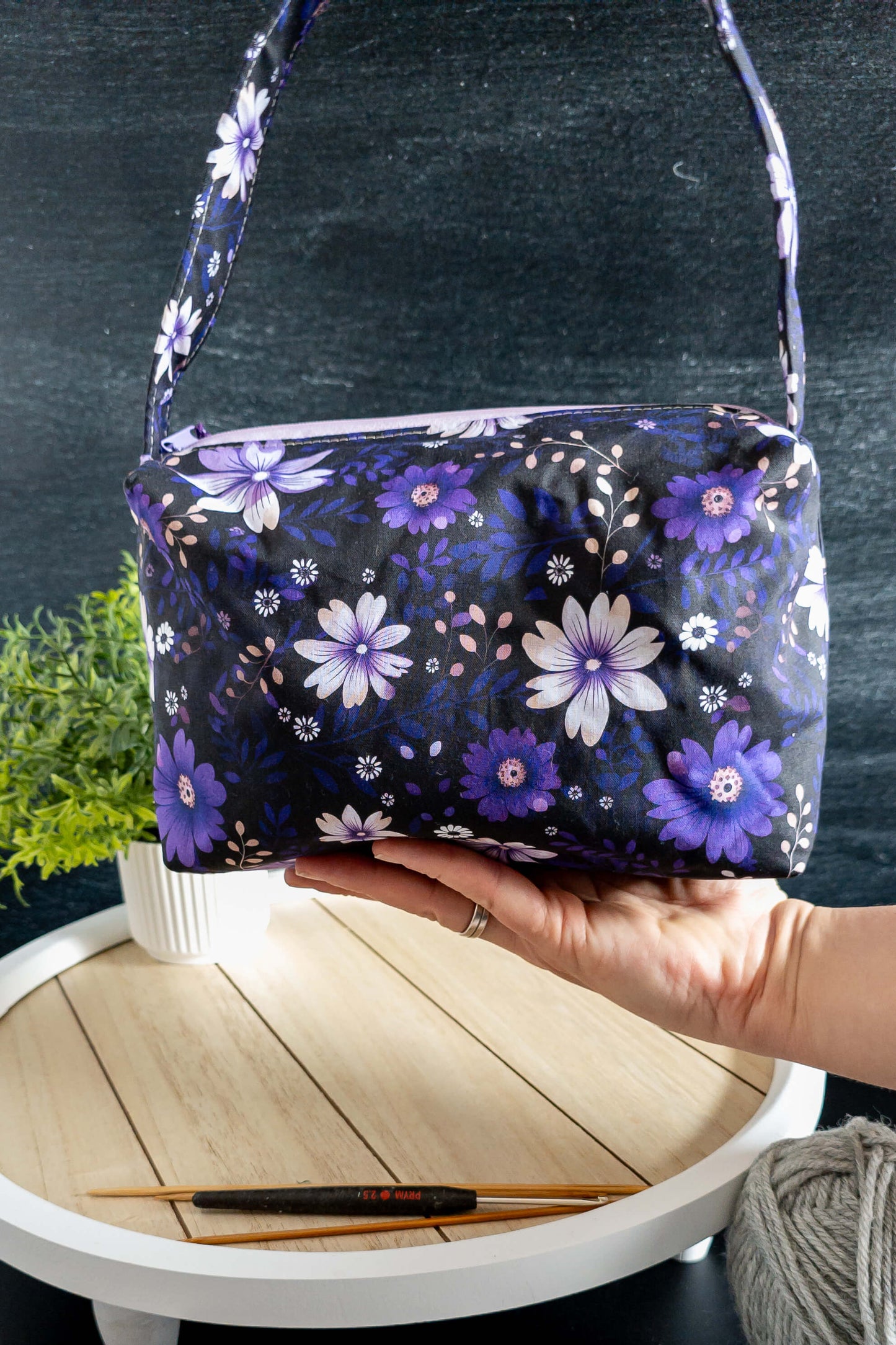 Stricktasche mit Tragehenkel und Reißverschluss – stilvoller Projektbeutel mit floralem Muster.