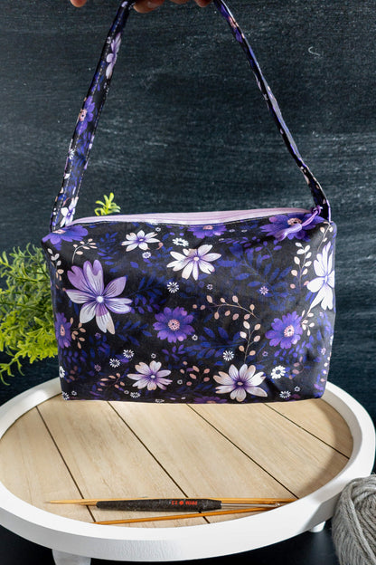Detailaufnahme: Reißverschluss und Henkel der handgenähten Friggs Bag mit Blütendesign.