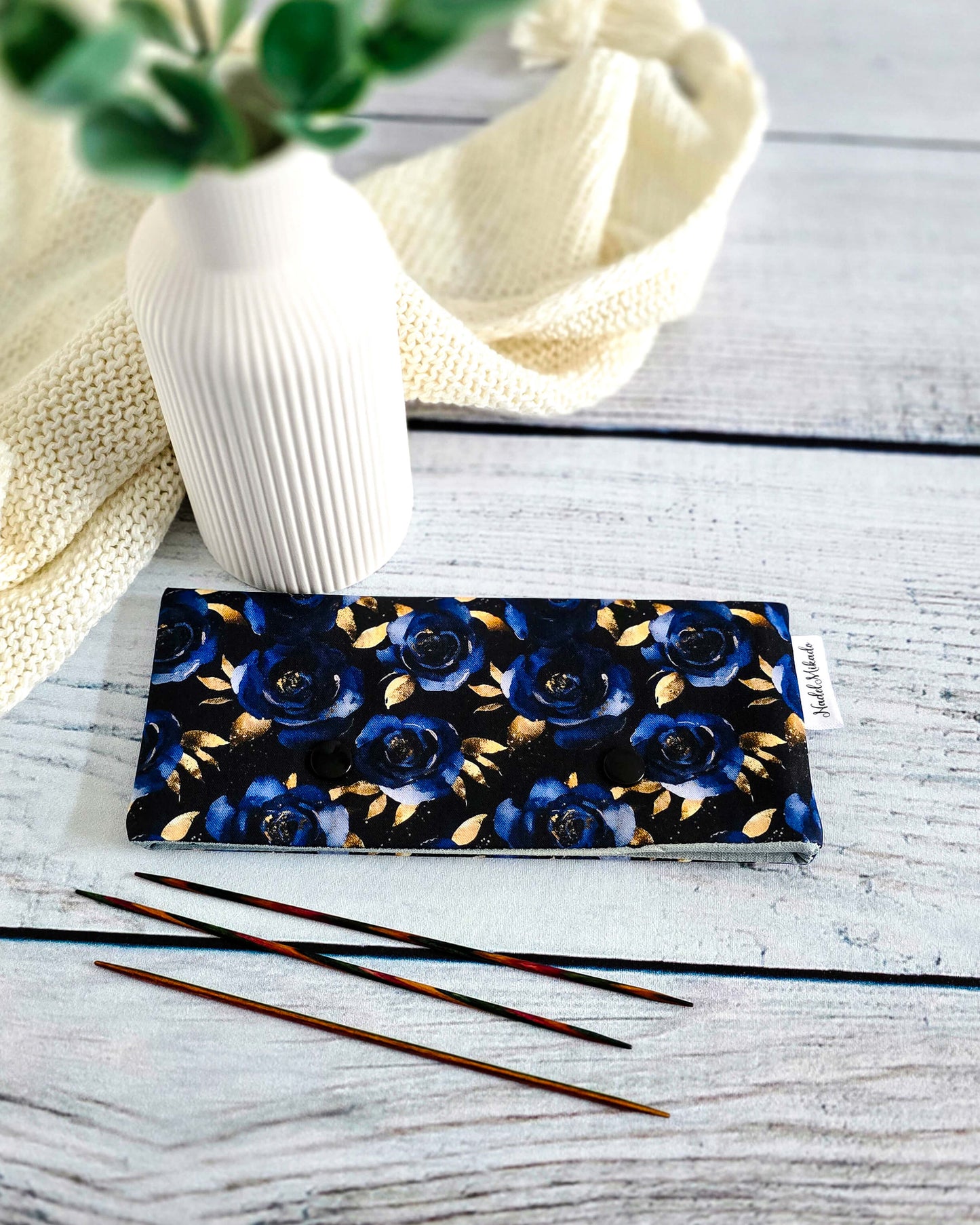 Handgenähte Nadelgarage für 15 cm Nadelspiele, dunkelblaues Rosenmuster, Nadelmikado, Bayern