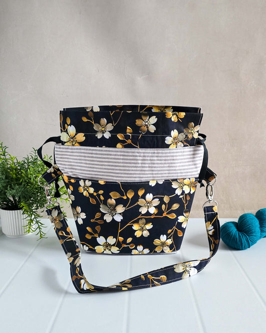 Handgenähte Projekttasche Golden Blossom – Perfekt für Strickprojekte