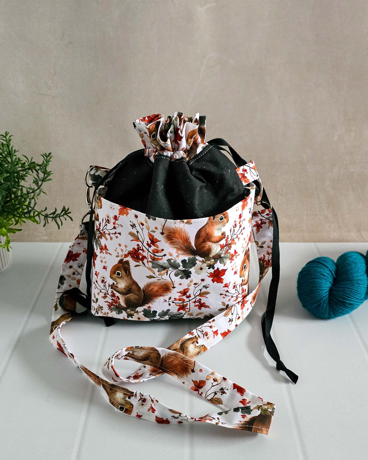 Handgenähte Projekttasche mit Eichhörnchen und herbstlichen Blättern