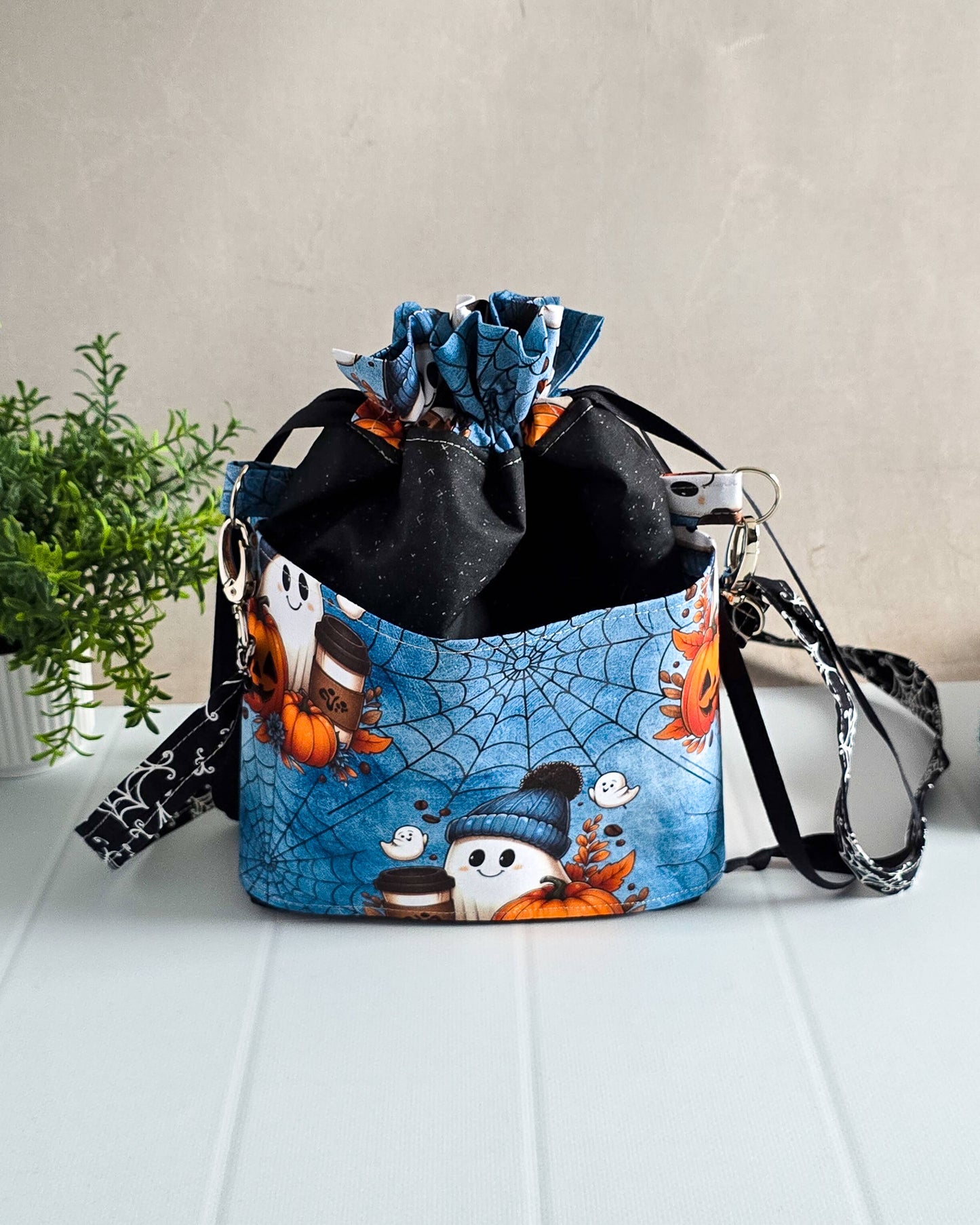 Projekttasche Cozy Ghost – Geist mit Mütze, Kürbissen & Coffee-to-go
