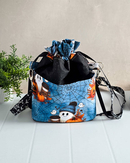Projekttasche Cozy Ghost – Geist mit Mütze, Kürbissen & Coffee-to-go