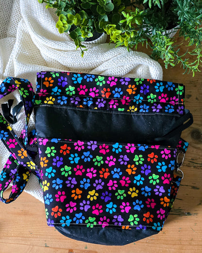 Handgenähte Projekttasche mit buntem Pfotenmuster und Schultergurt – Huldra Bag „Pawsy Parade“