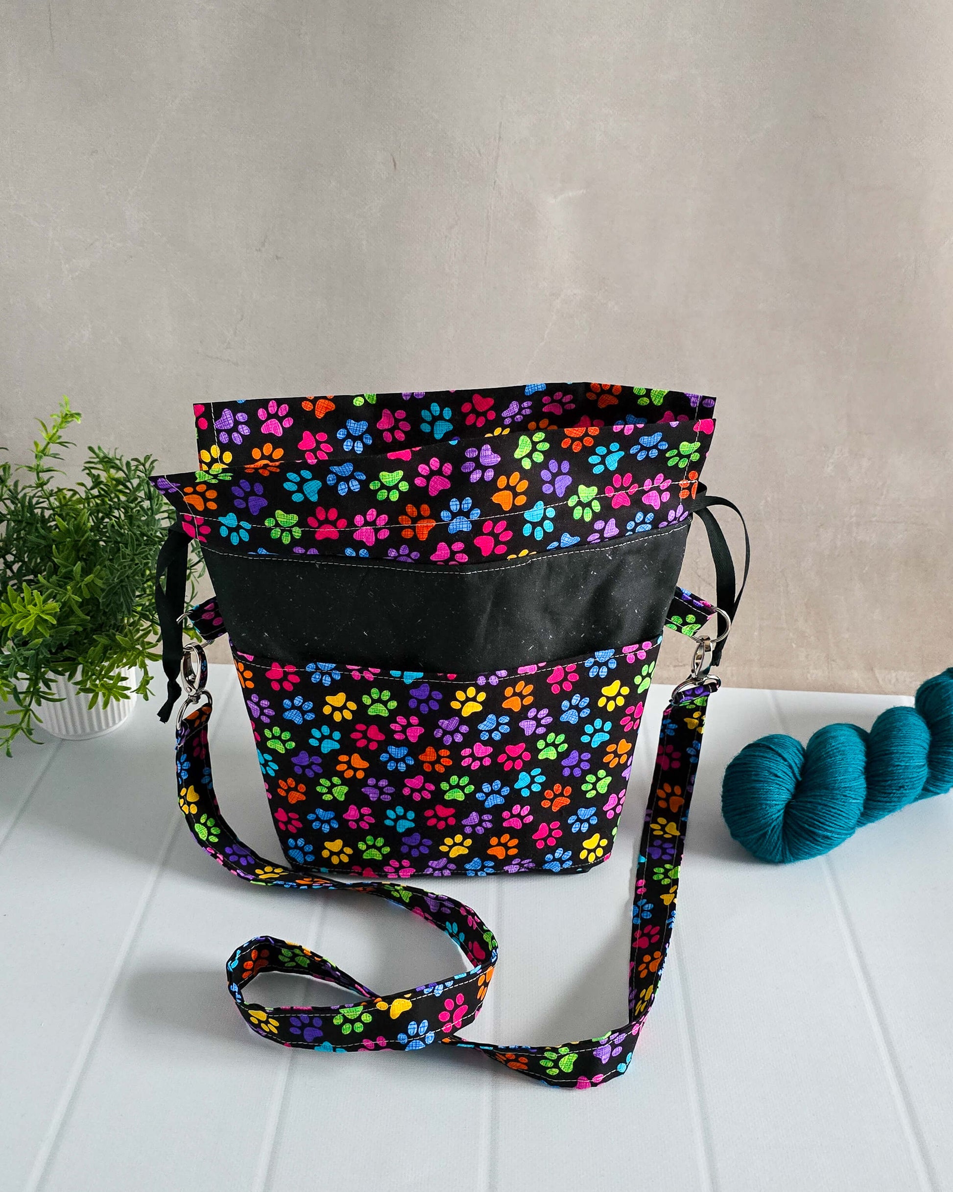 Handgenähte Projekttasche mit buntem Pfotenmuster und Schultergurt – Huldra Bag „Pawsy Parade“