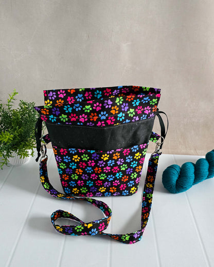 Handgenähte Projekttasche mit buntem Pfotenmuster und Schultergurt – Huldra Bag „Pawsy Parade“