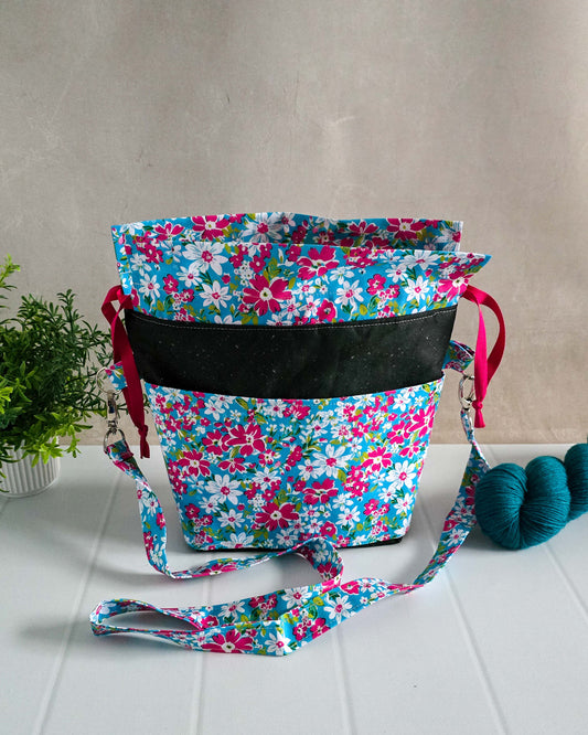 Huldra Bag „Sommarblom“ – Projekttasche mit Blütenprint, Platz für 400 g Wolle & Zubehör.