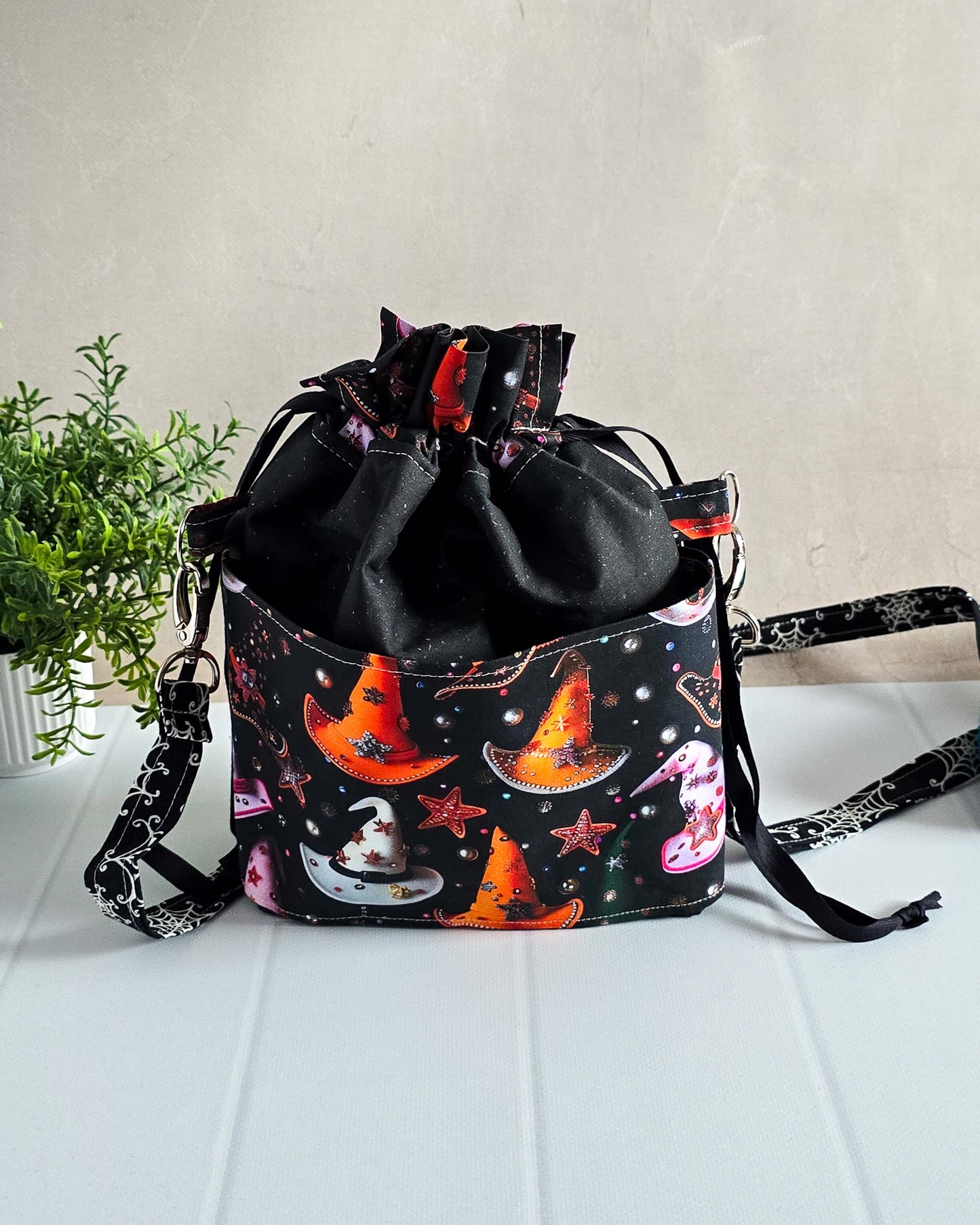Projekttasche Witch Hats – Bunte Hexenhüte & Sterne auf Schwarz