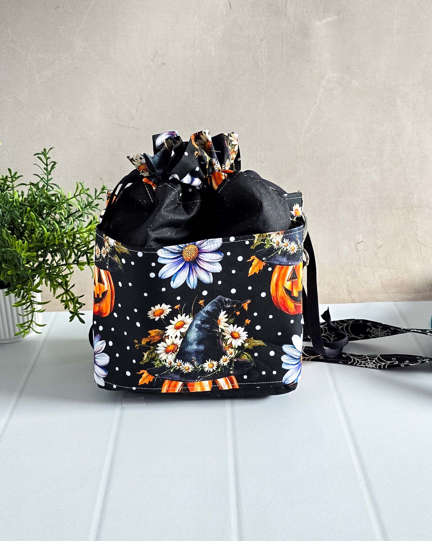 Projekttasche Witchy Bloom – Kürbisse, Hexenhut & Gänseblümchen