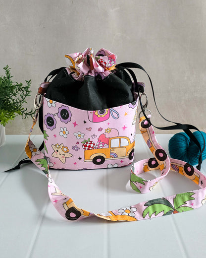Projekttasche Huldra Bag Rosy Ride mit buntem Motiv und Trageriemen
