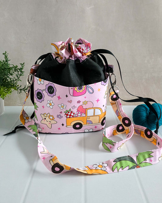 Projekttasche Huldra Bag Rosy Ride mit buntem Motiv und Trageriemen