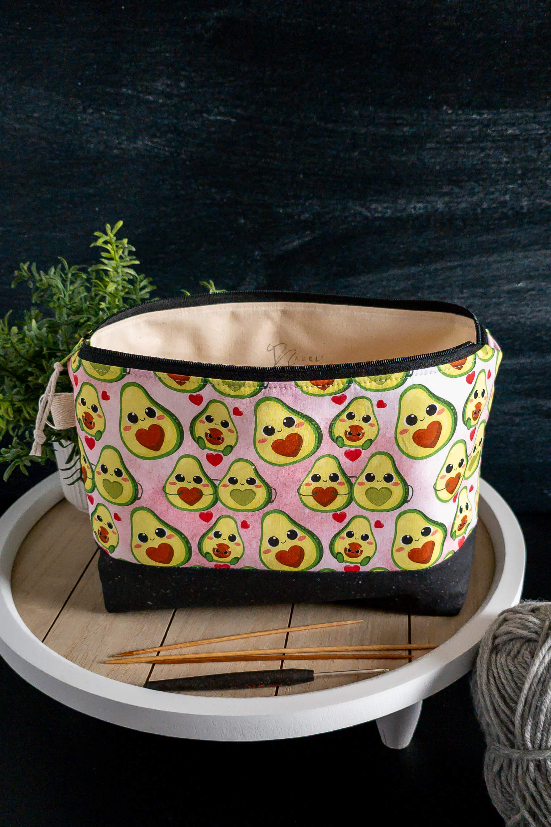 Detailaufnahme des süßen Avocado-Prints auf rosa Baumwollstoff – ein Hingucker für Handarbeitsfans.